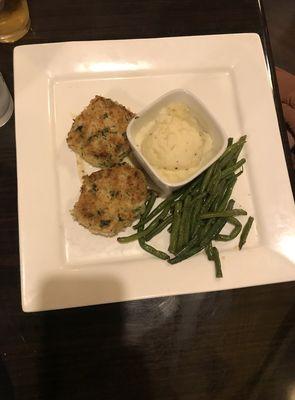 Crab cakes with mashed potatoes and green beans