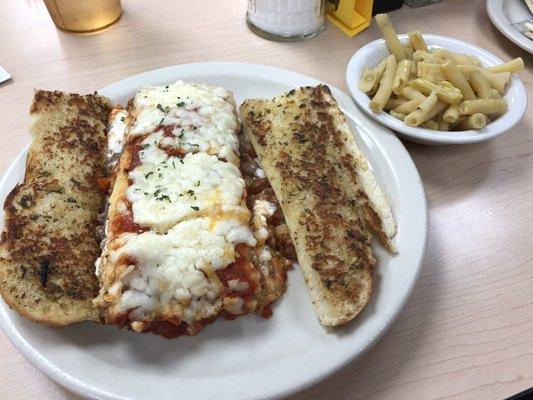 Lasagne with garlic bread, yellow beans