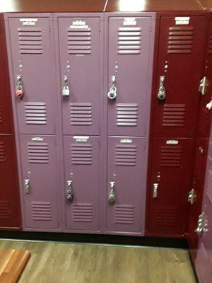 Locker room, only one in here besides the janitor, but they let me in. Yay for Bob's gym!