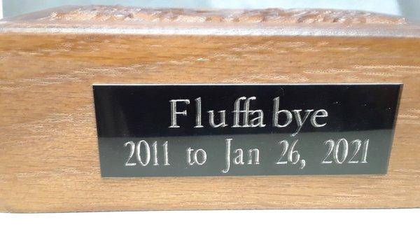 Urn with Fluffabye's name messed up and shoddy printing, and ***missing paw print*** that can never be made now.