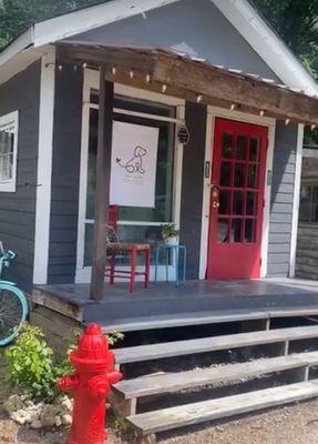 Storefront! So cute! And with the fire hydrant. Love it.