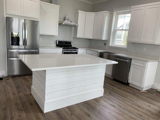 White Kitchen, Carrara Quartz it's a beautiful option to your counter tops.