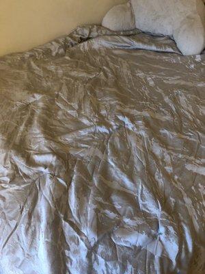 Wrinkly bed comforter