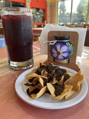 Refreshing Hibiscus / agua de Jamaica &chips with mole while I wait for my order.