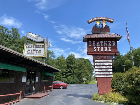 Exterior. Vintage neon signs. #americana