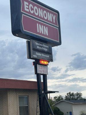 Exterior: marquee alerting me to turn here; the first sign was a billboard 10miles/16kms West on US412 advertising this excellent motel