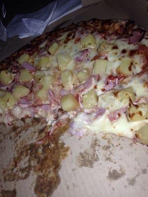 Look at this lovely pizza. Huge chunks of pineapple!! So effing good!