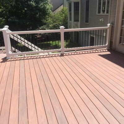 Composite deck with white vinyl rails