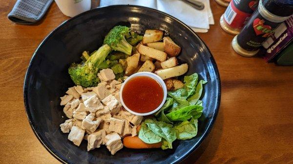 Rosemary potatoes, chicken, spinach, green peppers, broccoli, and roasted carrots. Sweet chili sauce as a topping!