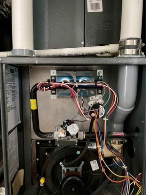 Replaced gas valve and now the furnace is firing on correctly!