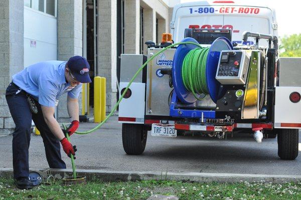 Roto-Rooter unclogs commercial drainpipes. The most effective way to clear pipes of grease, sludge, or mud is high-pressure water jetting.