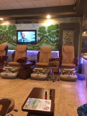 Luxury nail spa ! Perfection!! Clean, professional and super great services!!!