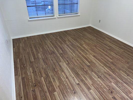 Flooring installation for a small bedroom.

Instalación de suelo para dormitorio pequeño.