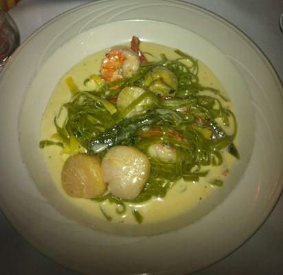 Fettucine del Mare - Spinach fettuccine with shrimp, scallops, artichoke hearts & roasted peppers in a garlic cream sauce