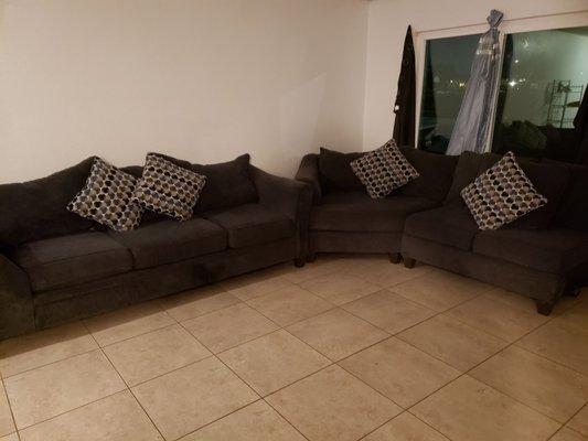 This couch set looks great in my living room. And the price was amazing.