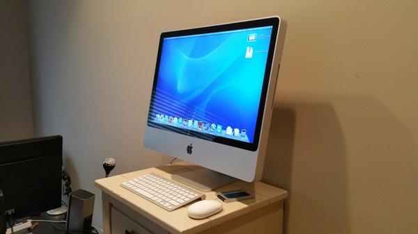 This was a 2007 24'' iMac. Sold.