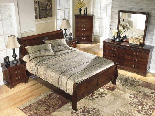 Can you believe that you can get this queen wood bed frame for only$199!