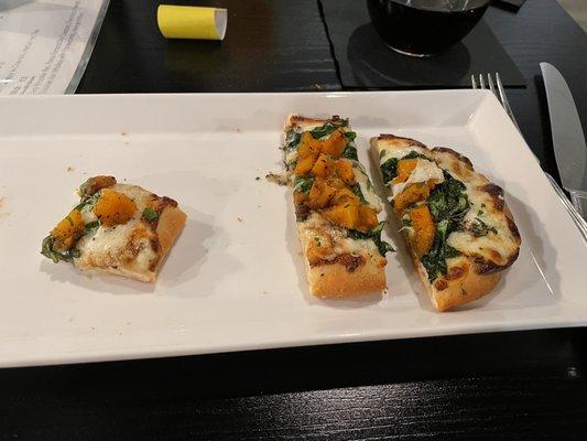 Butternut squash, Gorgonzola and baby kale flat bread--- so good