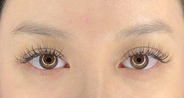 Classic one by one lash extensions can make the shortest lashes appear full and beautiful