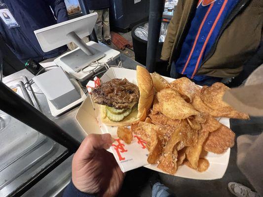 Jucy Lucy burger with chips