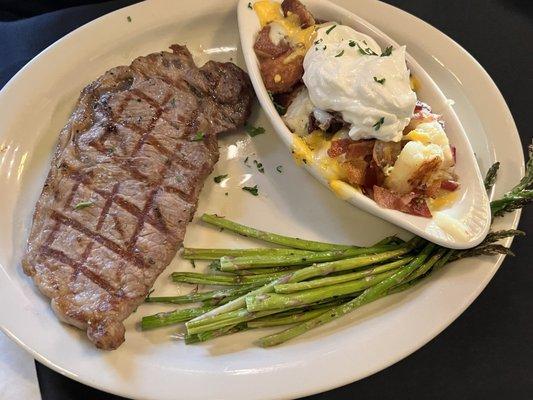 Steak, asparagus and mashed potato