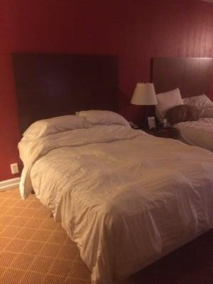 Queen bed. Brought my own downs comforter and removed the motel comforter.