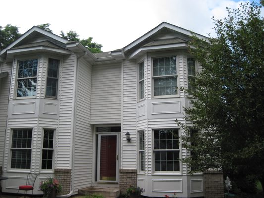 Work on this home included siding, roofing and custom aluminum wraps.