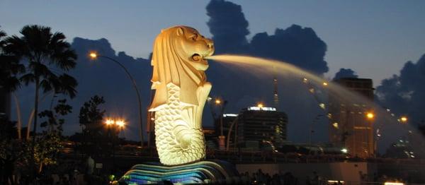 Singapore's famous Merlion statue at night.