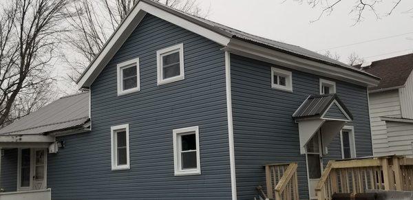 Reside and metal roof.