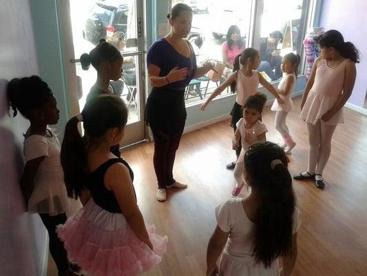 Maestra Kere dando classes de ballet en Angie dance studio Los Sabados  de 10:30-11:30am. $10 Por niña