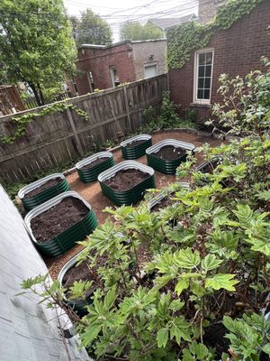 Pathway orange (brown) and raised garden beds (Vego).