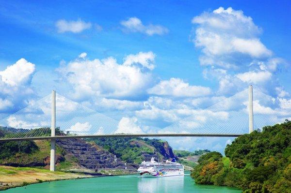 Norwegian Jewel in the Panama Canal