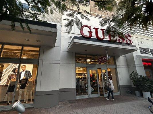 GUESS Factory