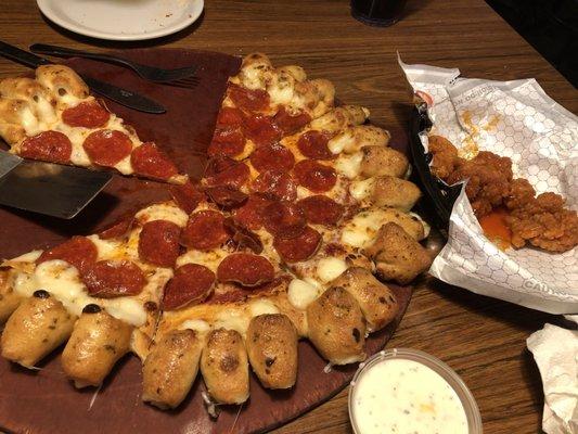 Came here for dinner the other night. Love the cheese stuffed pull-apart crust.. lol and of course the wings were pretty amazing.