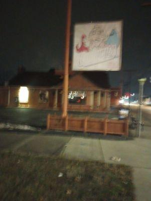 An abandoned chicken restaurant. This former Quincy AKA Pinky's AKA Chicken Louis failed again