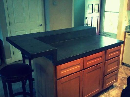 Sweet island with bar top, all 1 piece and no support brackets needed!