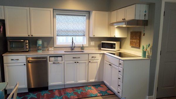 Beautiful new kitchen, including super quiet Bosch dishwasher & GE glass cooktop