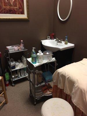 Waxing and eyelashes station