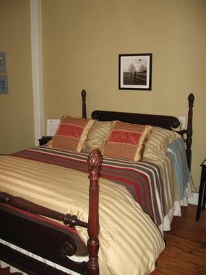 The New England Room- 2nd floor, shared bath, full bed, A/C, fan, robes, cable TV, WIFI