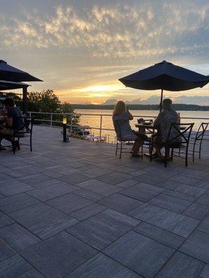 GrandView patio dining