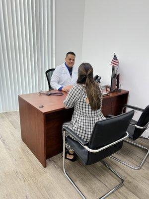 Médico de Familia
 Esta especialidad se enfoca en el bienestar tanto del individuo como familiar.