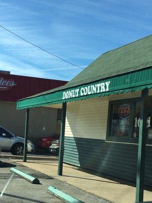 This is a hidden donut shop! Almost never knew it was right here on Middle Tennessee BLVD!