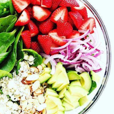 Strawberry spinach salad