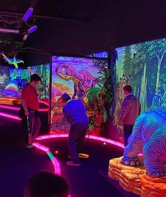 Glow mini golf