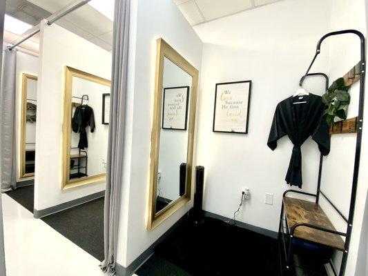 Convenient dressing rooms to try on your faja before purchase. Post-surgery appointments available