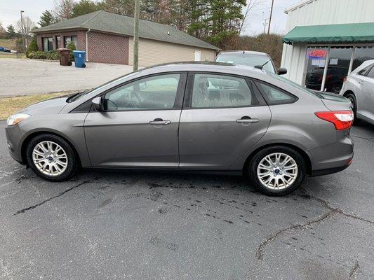 2012 Ford Focus SE only 85k miles like new.  $4595