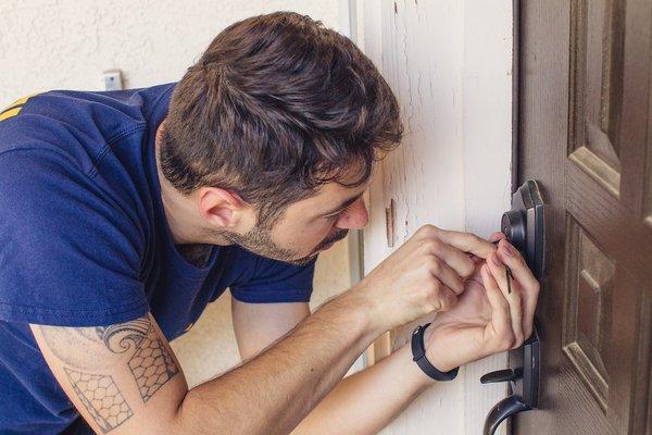 iTech Locksmith is a professional & affordable locksmith company covers Scottsdale, AZ & the Phoenix metro area.
 http://itechlocksmith.com