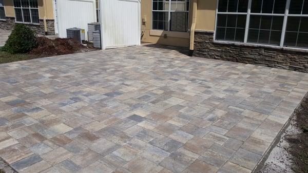 Ted's Beautiful Patio with Mulch and hedge