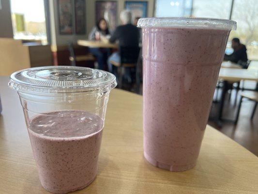 The 2 "32 oz smoothies. 1 with ice the other without.