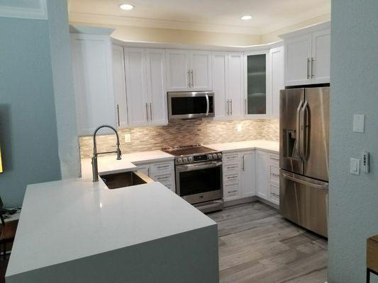 White Shaker, white Quartz counters